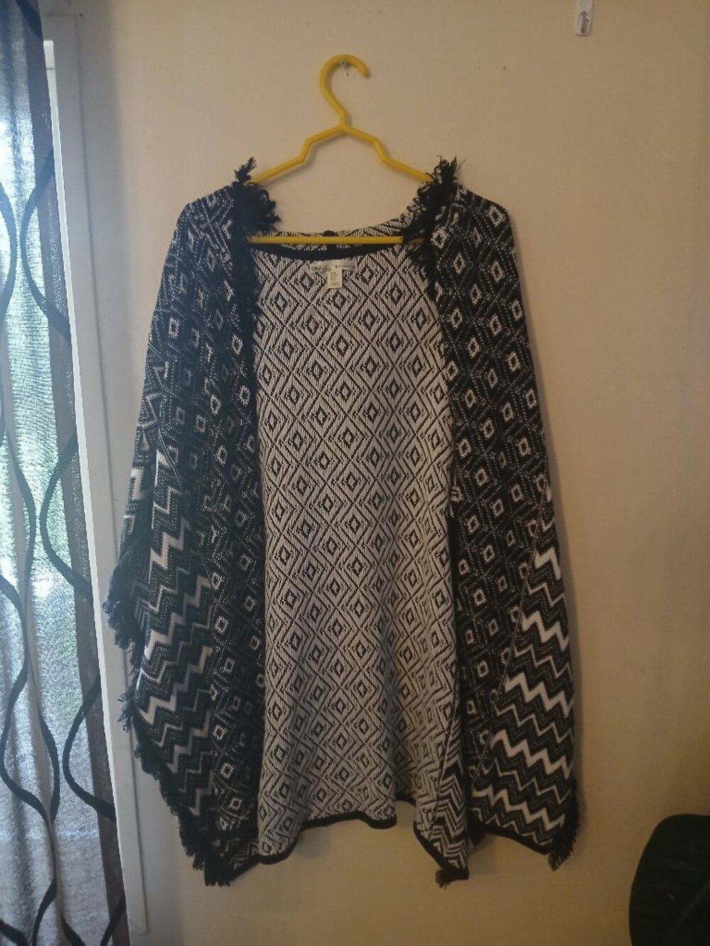 Kaisely women's black and white vibrant print open front poncho Size Medium